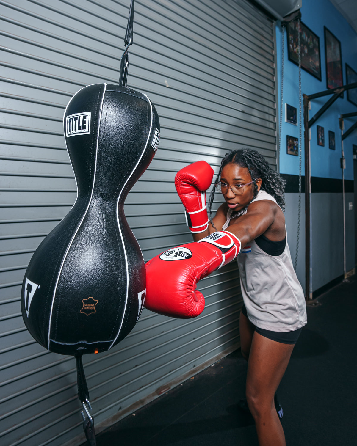 variant:lifestyle::TITLE Boxing Mexican Style 2-N-1 Double Eng Bag girl left jab double end bag