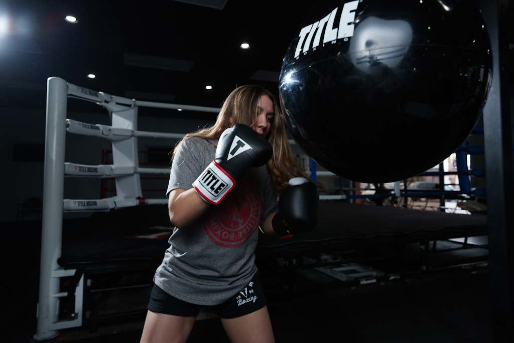 variant:lifestyle::TITLE Boxing Aqua Training Punch Bag girl boxing stance