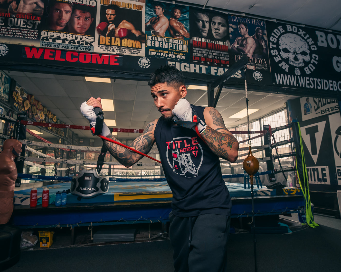 variant:lifestyle::TITLE Boxing Resistance Band Shadow boxer shadow boxing with band
