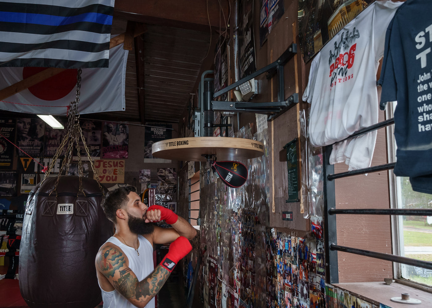 variant:lifestyle::TITLE Boxing adjustable speed bag platform guy hitting speed bag 