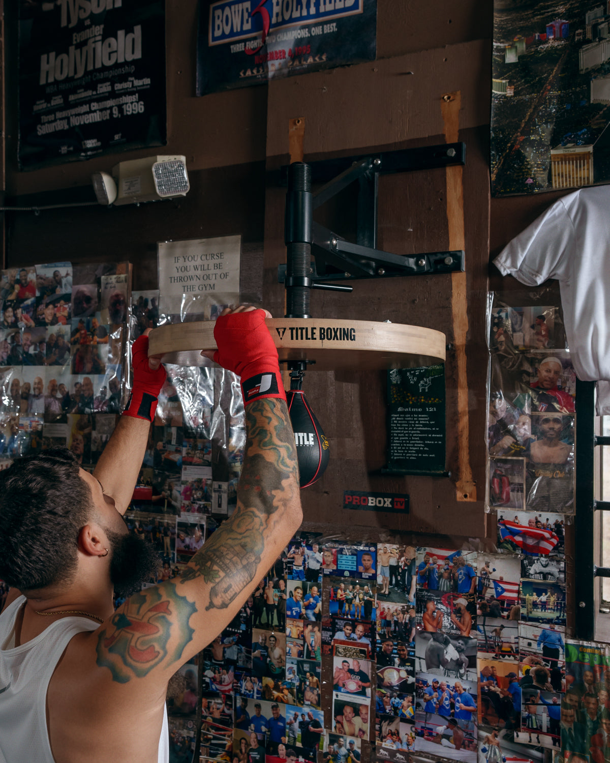 variant:lifestyle::TITLE Boxing adjustable speed bag platform guy hitting speed bag platform 
