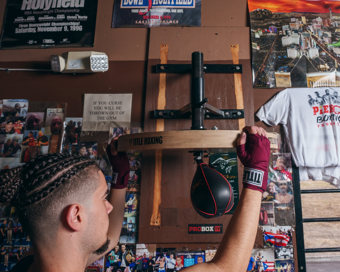 variant:lifestyle::TITLE Boxing adjustable speed bag platform guy hitting speed bag platform adjusting