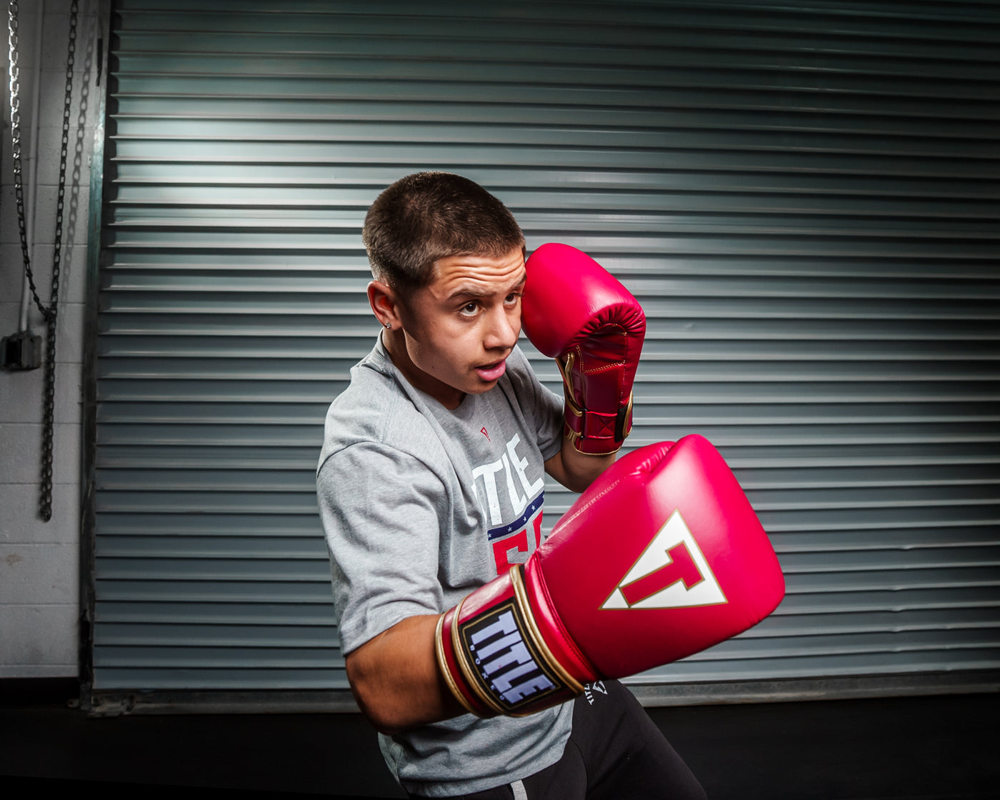 variant:red/white::TITLE Boxeo Mexican Leather Training Gloves Quatro guy posing in gloves