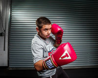 variant:red/white::TITLE Boxeo Mexican Leather Training Gloves Quatro guy posing in gloves