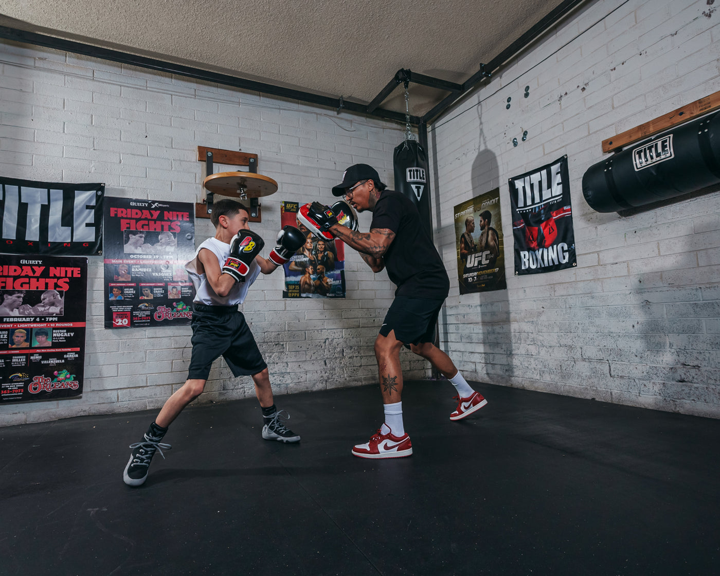 variant:lifestyle:: BOOM BOOM Boxing Silencer Youth Training Set mitting with trainer