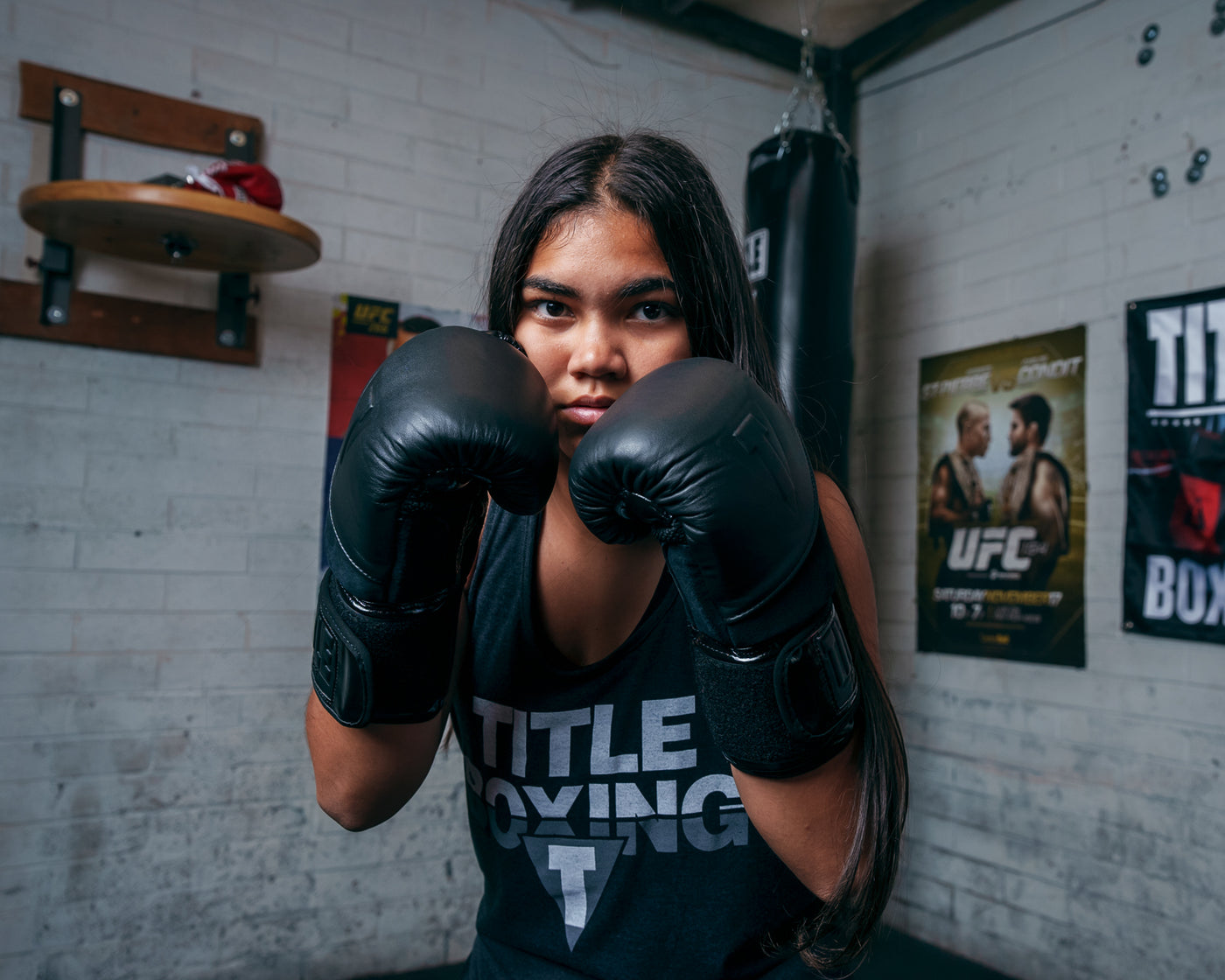 variant:lifestyle::TITLE Black Blitz Fit Boxing Gloves girl boxing stance