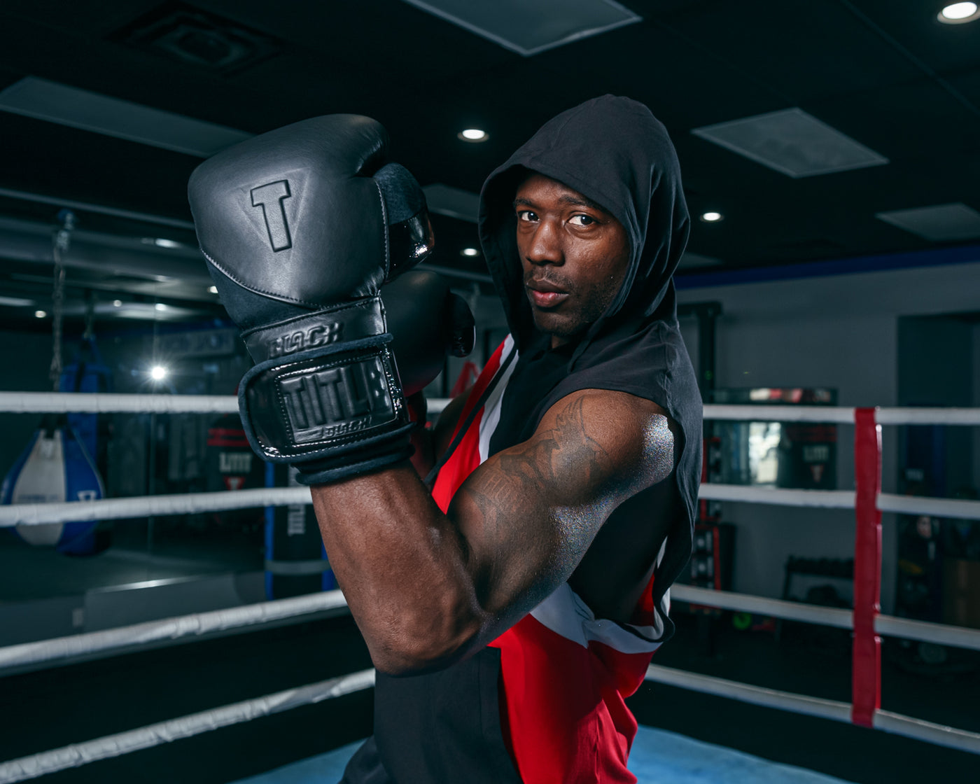 variant:lifestyle::TITLE Black Heavy Bag Gloves 2.0 left hand up