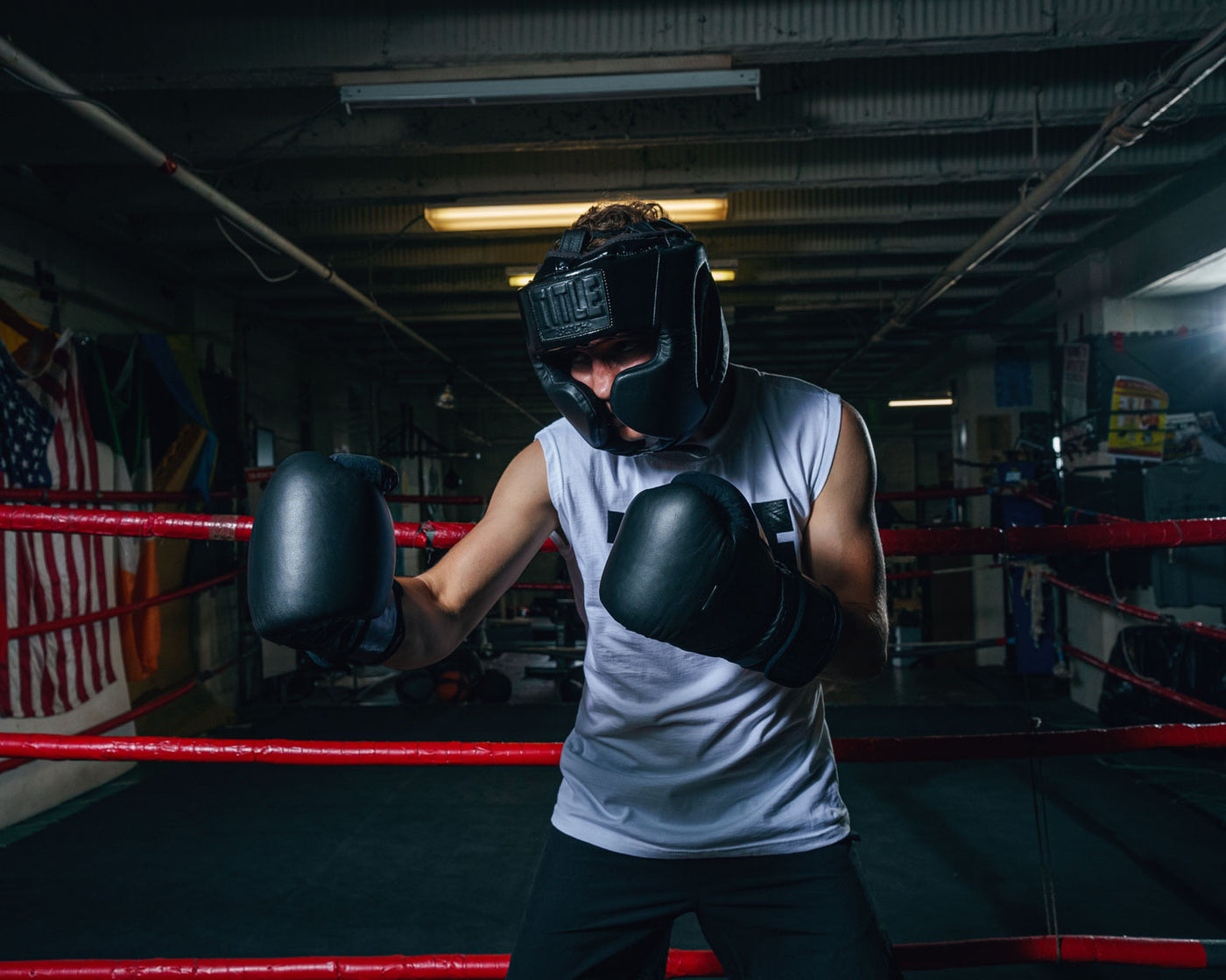 variant:lifestyle::TITLE Black Training Headgear guy boxing stance