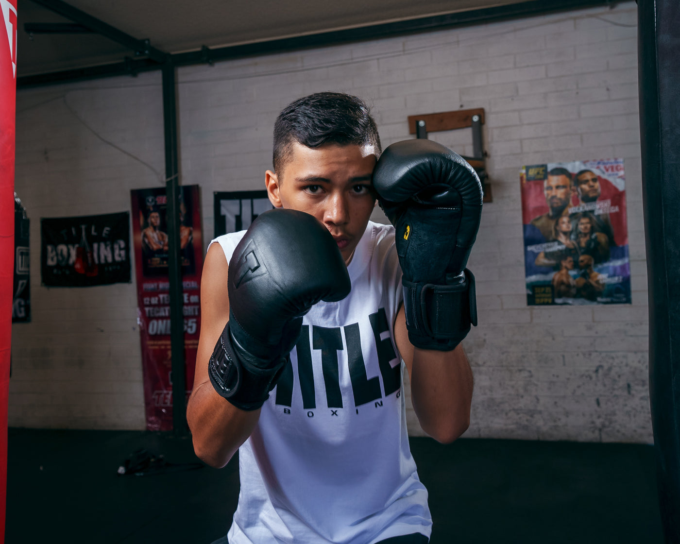 variant:lifestyle::TITLE Black Blitz Bag Gloves boxing stance