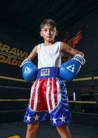 variant:lifestyle::TITLE Boxing USA Trunks 4.0 boy hands on hips\