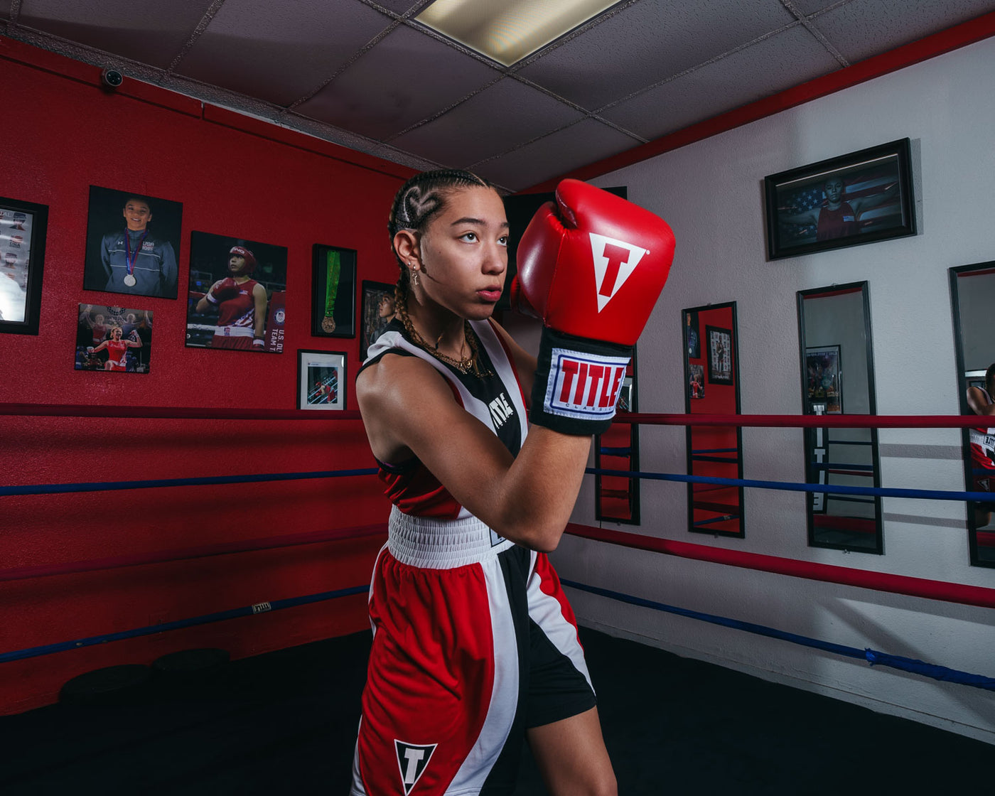 variant:red::TITLE Classic USA Boxing Competition Gloves boxing stance