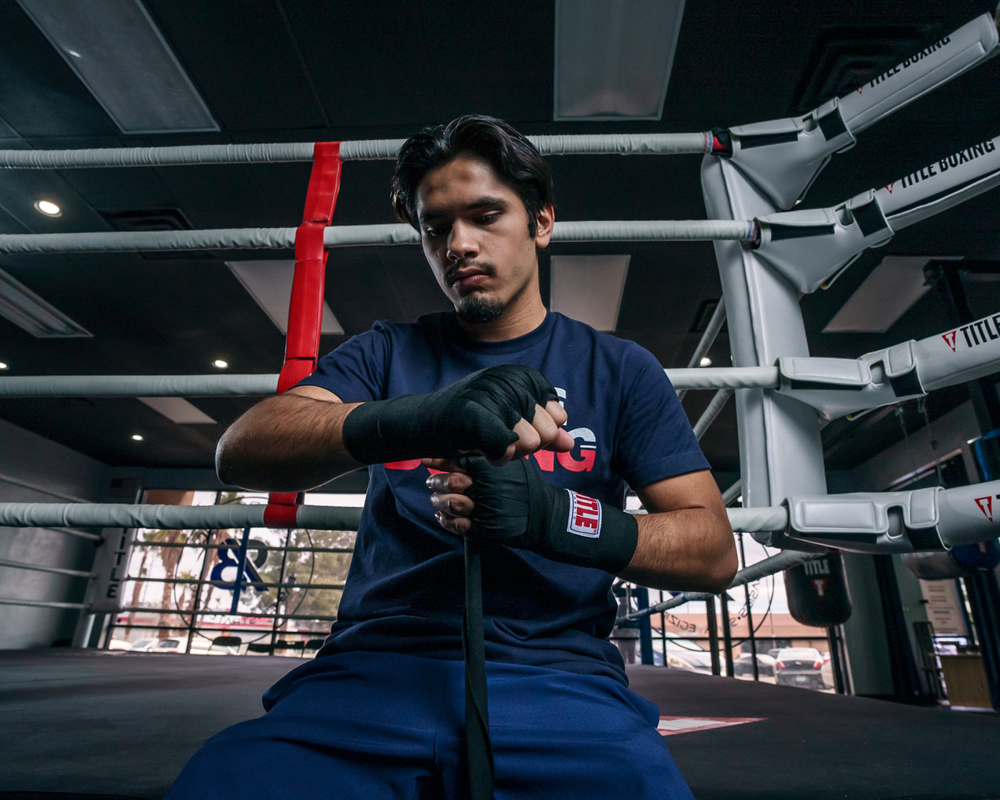 variant:lifestyle::TITLE Classic Traditonal Weave 180" hand wraps 2.0 guy putting on wraps