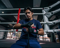variant:lifestyle::TITLE Classic Traditonal Weave 180" hand wraps 2.0 guy putting on wraps