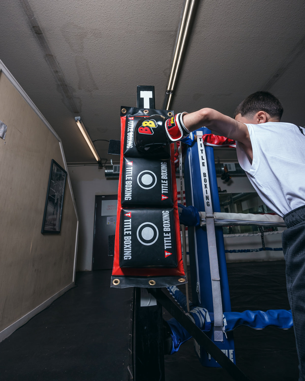 variant:lifestyle::TITLE Boxing Combination Punching Pad kid ring post right hook