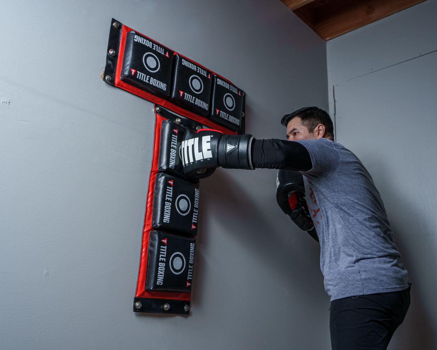variant:lifestyle::TITLE Boxing Combination Punching Pad Rudy hitting middle pad