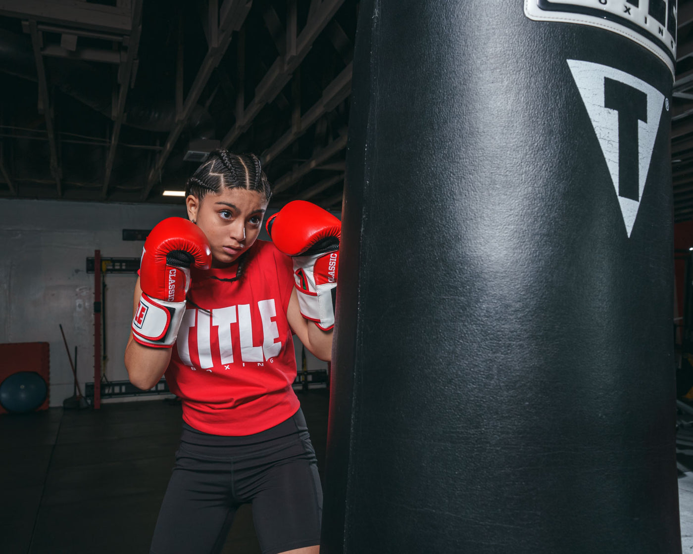 variant:red/white/black::TITLE Classic Leather Super Bag Gloves 2.0 girl close up heavy bag