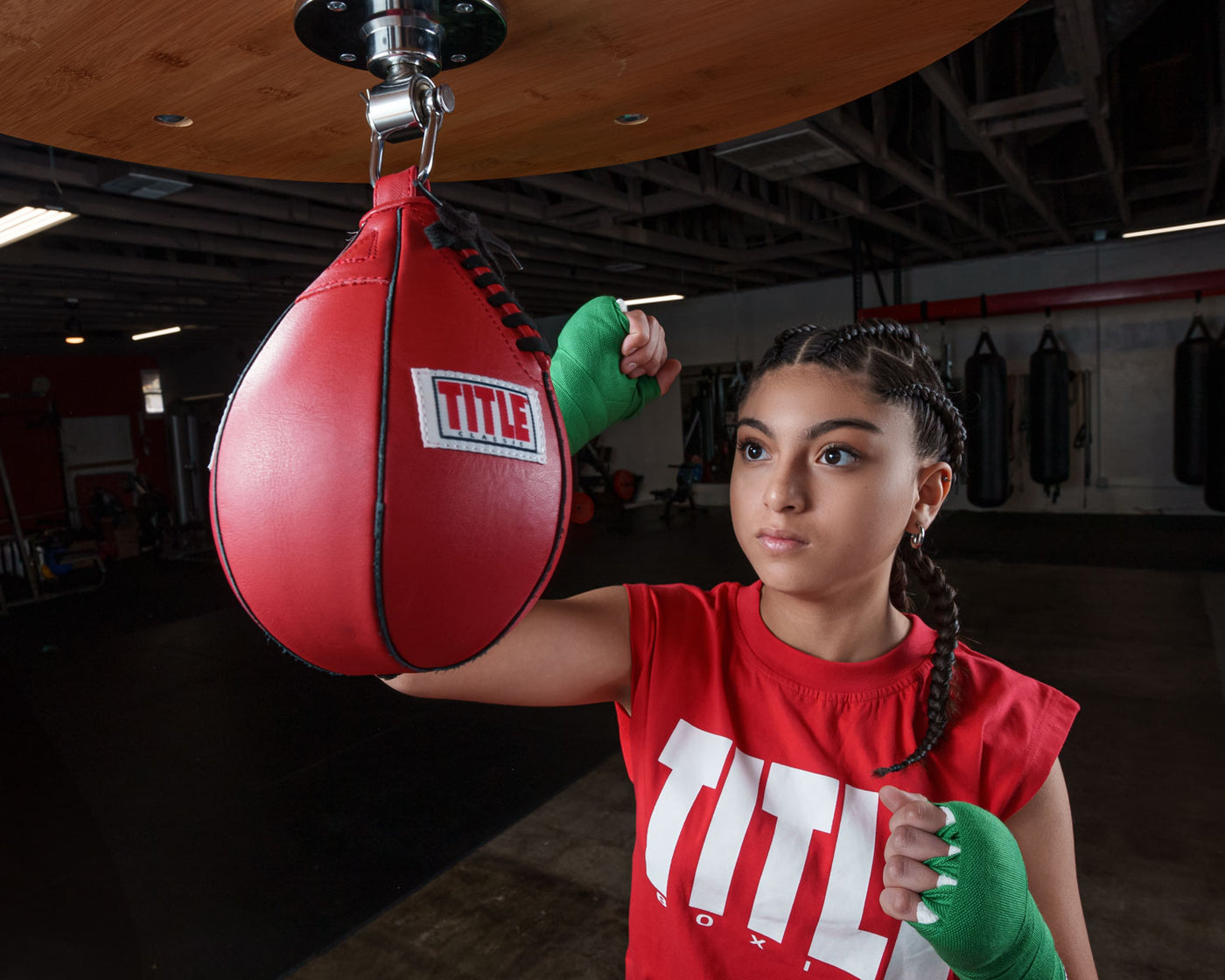 variant:lifestyle::TITLE Classic Speed Bag girl hitting speed bag