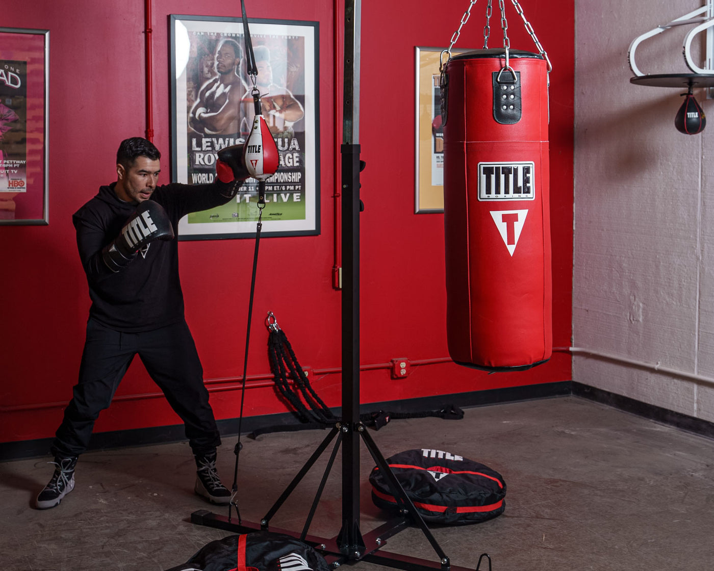 variant:lifestyle::TITLE Double Trouble Heavy Bag Stand red bag haning with speedbag Rudy hitting bag Rudy hitting speedbag