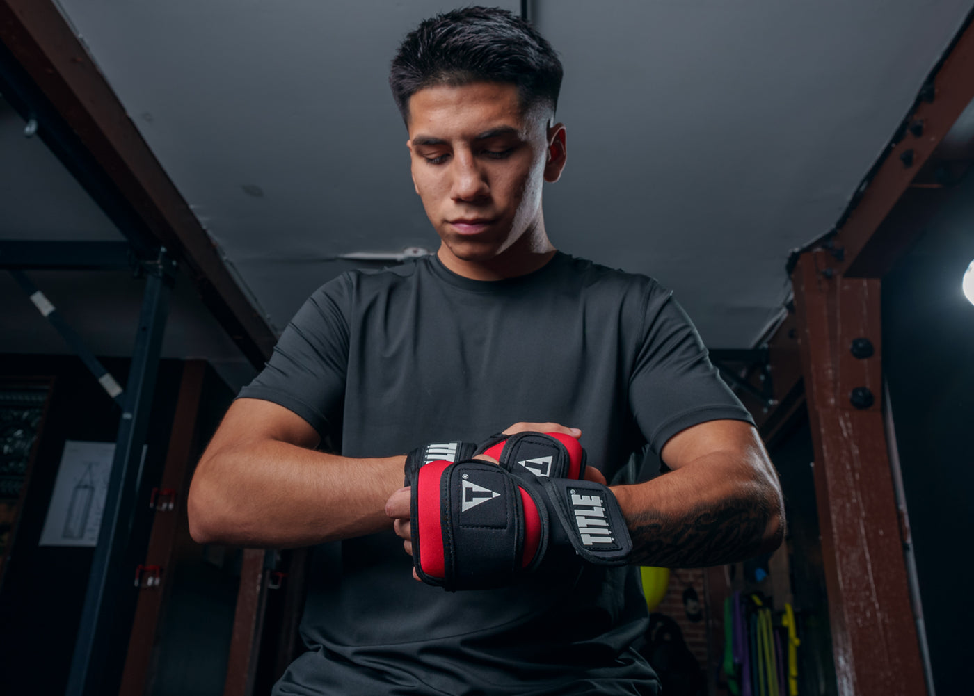 variant:lifestyle::TITLE Boxing Deluxe Weighted Gloves 2.0 kid kid putting on gloves