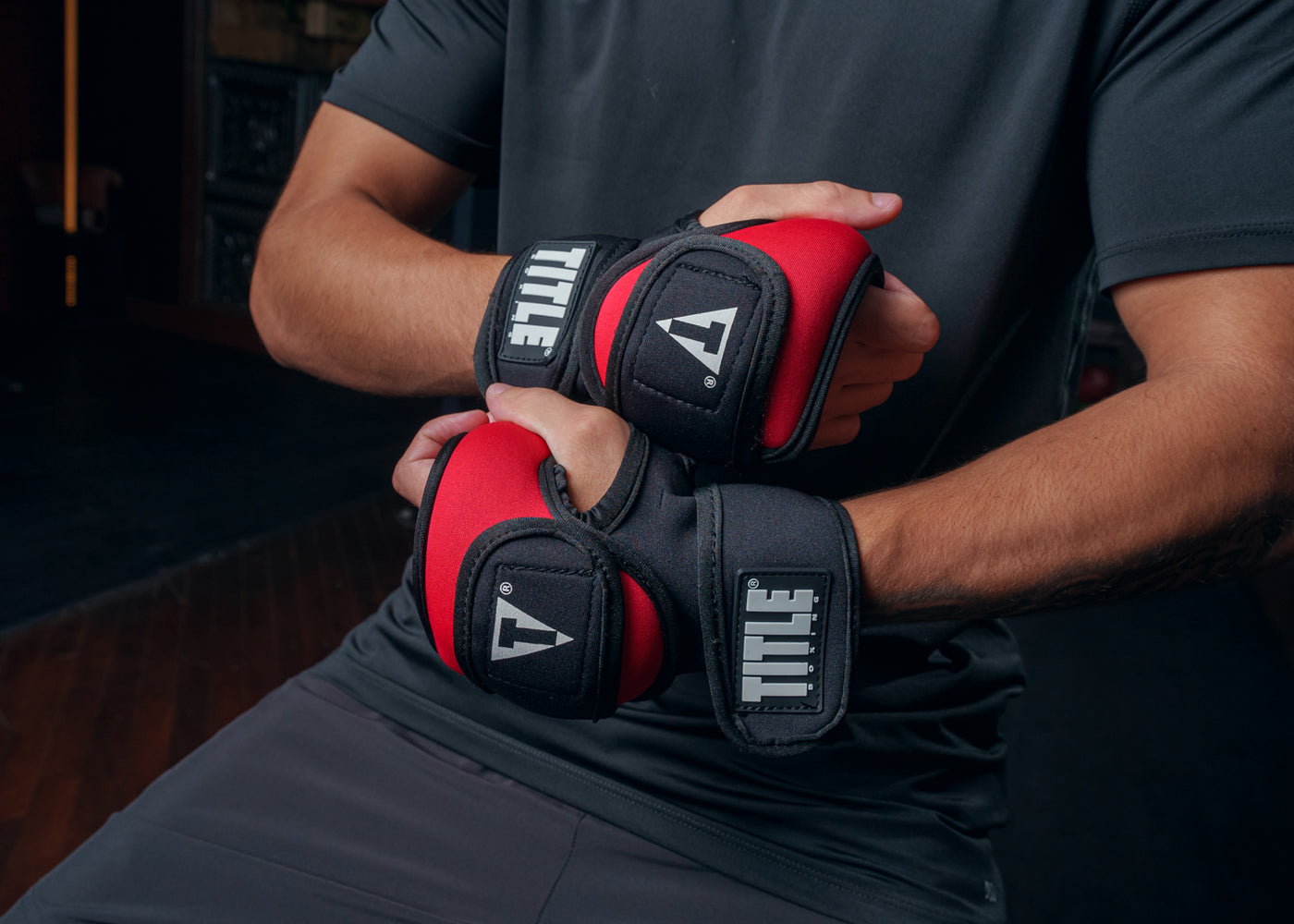 variant:lifestyle::TITLE Boxing Deluxe Weighted Gloves 2.0 kid close up of gloves putting on