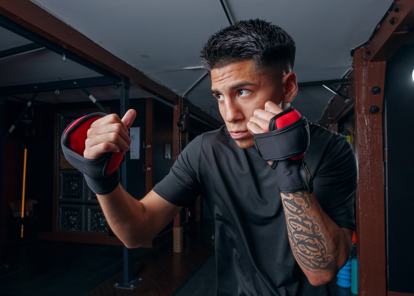 variant:lifestyle::TITLE Boxing Deluxe Weighted Gloves 2.0 kid shadow boxing