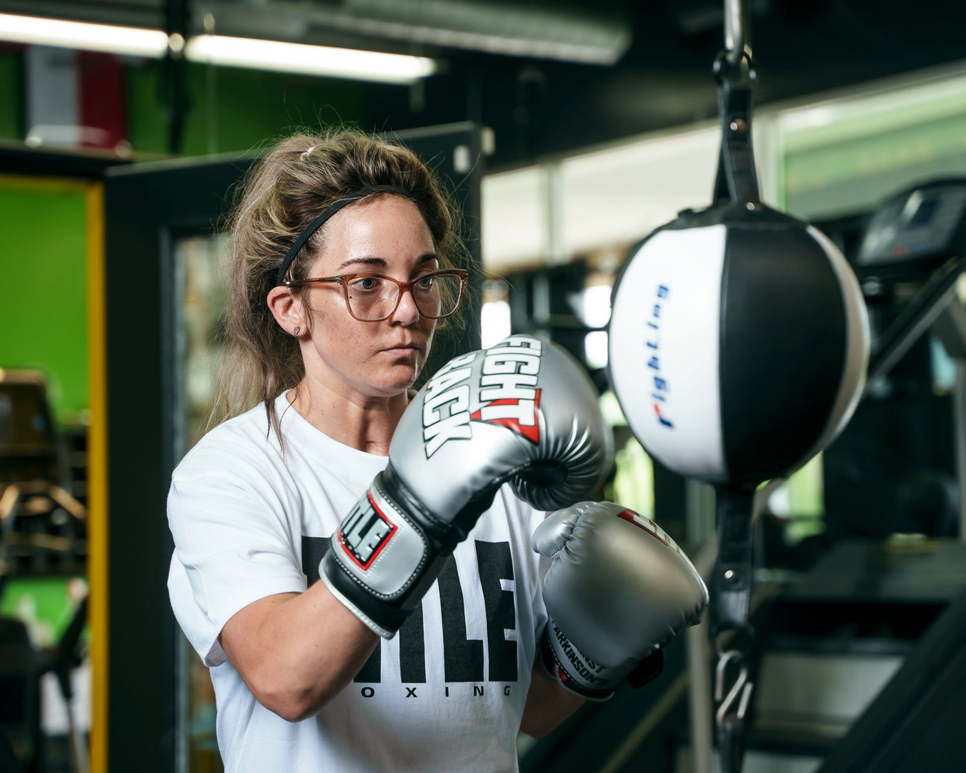 variant:lifestyle::TITLE Boxing Fight Back Boxing Glovesclose up double end bag