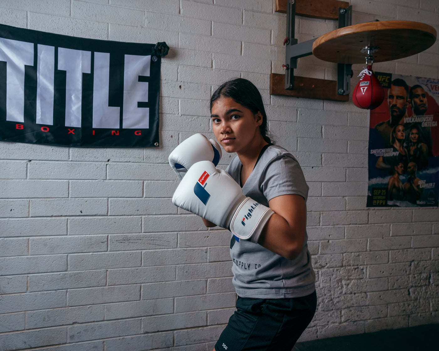 variant:white::Fighting Leather Heavy Bag Gloves boxing stance
