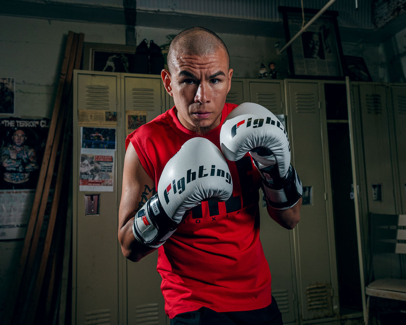 variant:white/black::Fighting S2 GEL Power Training Gloves boxing stance