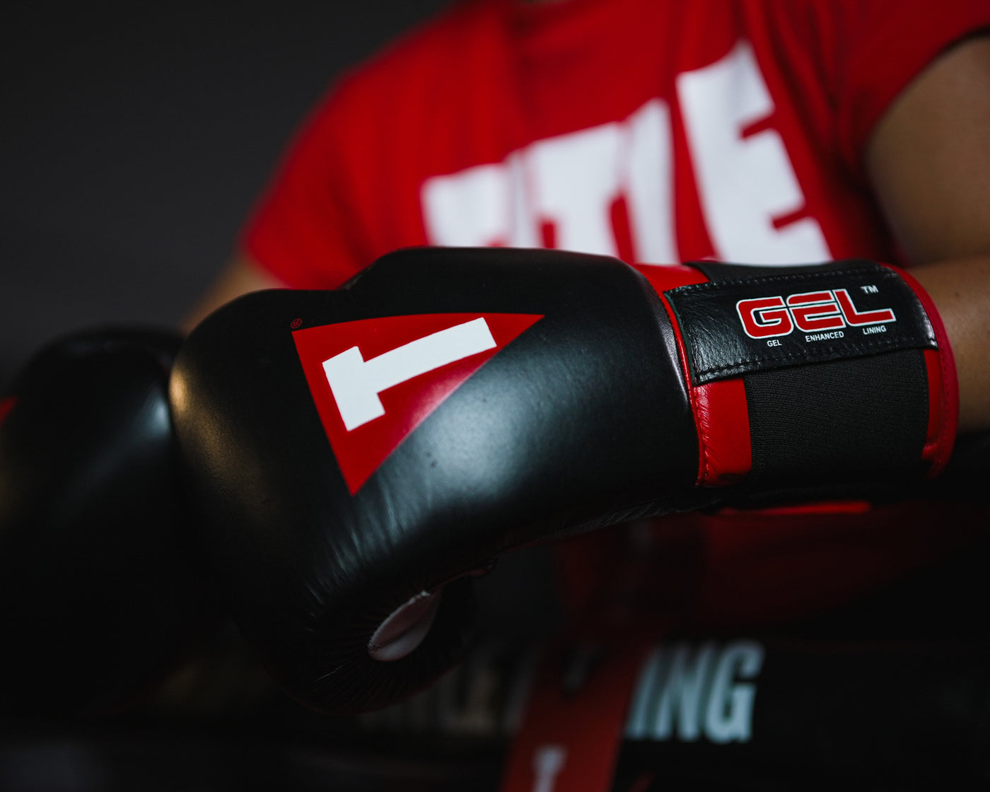 variant:lifestyle::TITLE Boxing Gel Generation Leather Bag Gloves on boxer's hands