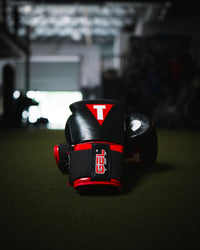 variant:lifestyle::TITLE Boxing Gel Generation Leather Bag Gloves on gym floor