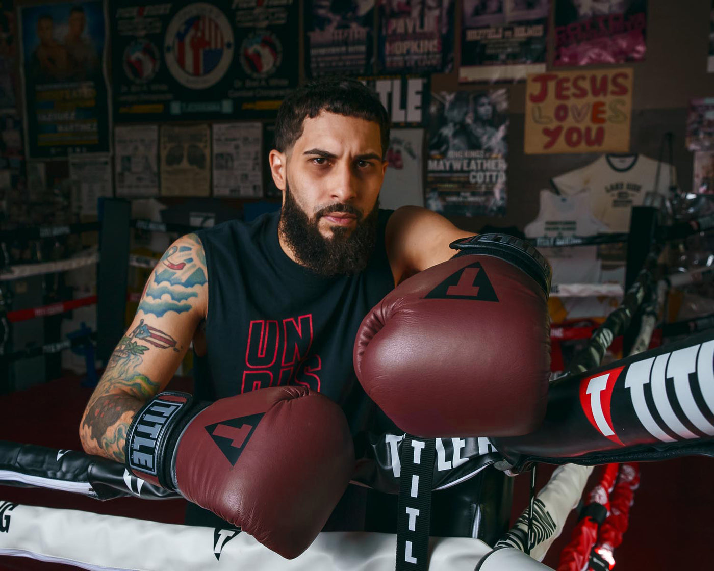 variant:lifestyle::TITLE Boxing Gallant Bag Gloves on ring