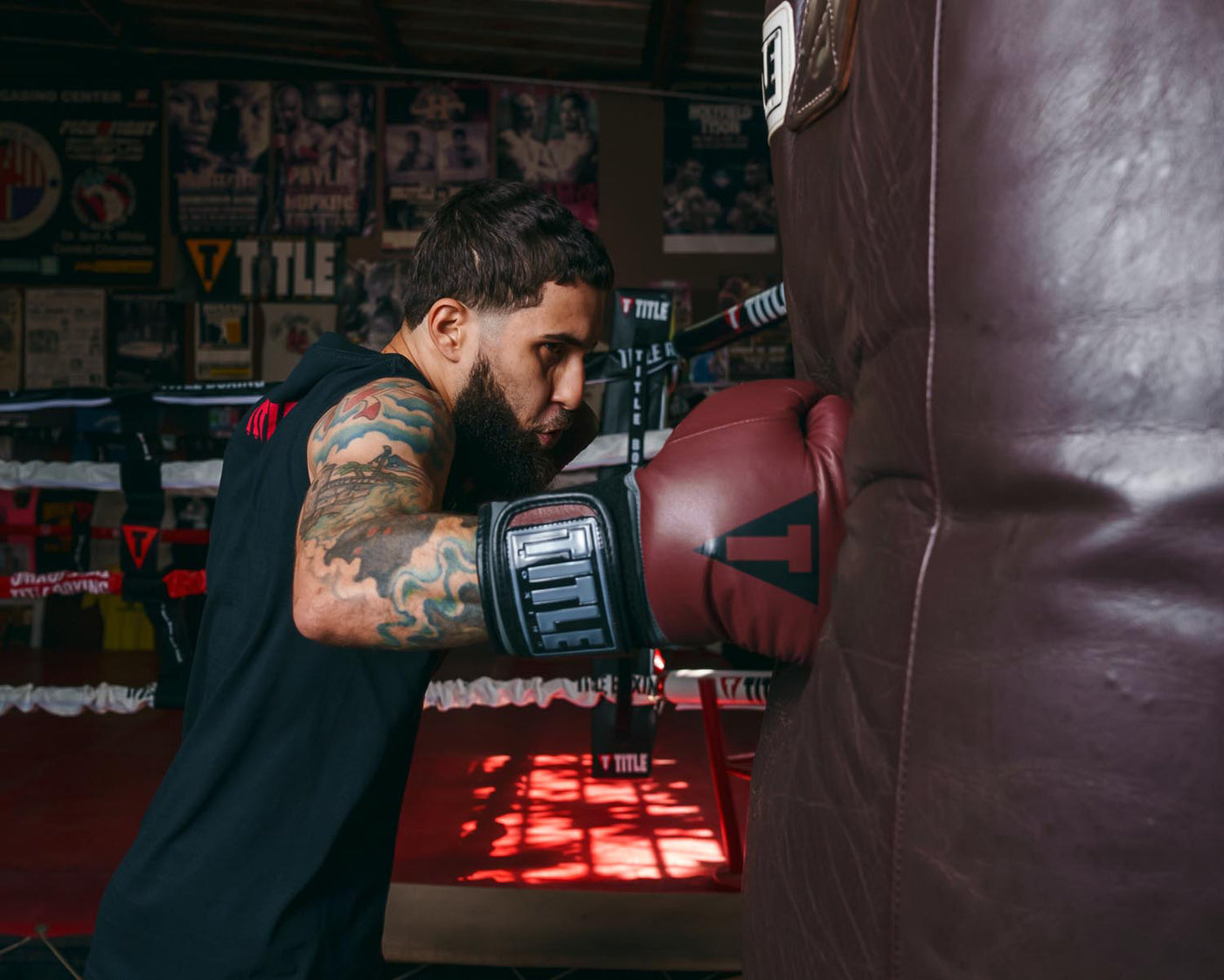 variant:lifestyle::TITLE Boxing Gallant Bag Gloves kid hitting bag