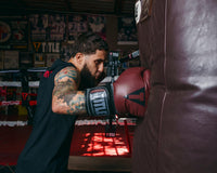variant:lifestyle::TITLE Boxing Gallant Bag Gloves kid hitting bag
