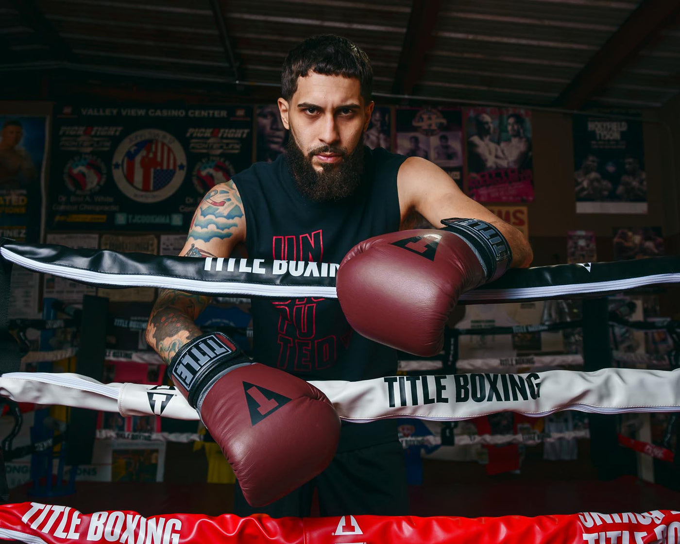 variant:lifestyle::TITLE Boxing Gallant Bag Gloves hand on rings