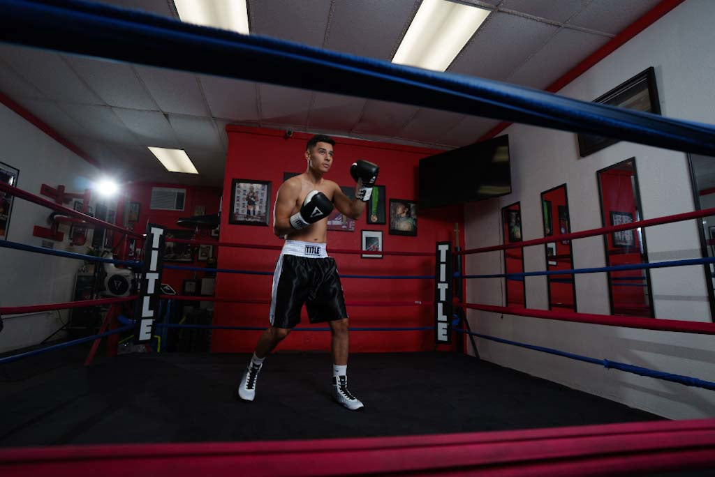 variant:black/white::TITLE Boxing Great official pro fight gloves boxer posing