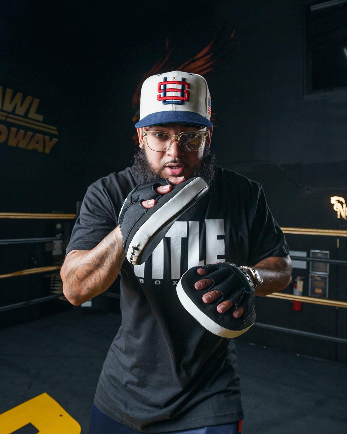 variant:lifestyle::TITLE Boxing Gel Tech Punch Mitts 2.0  coach with mitts