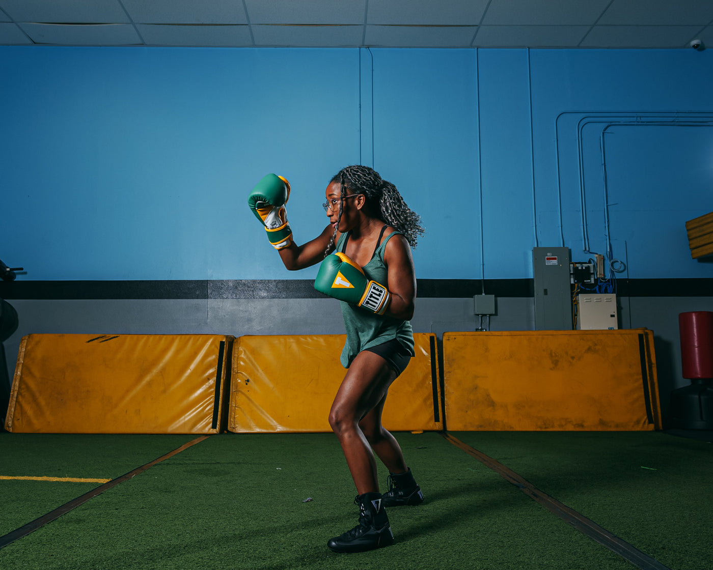 variant:green/gold::TITLE Boxing Gel World V2T Bag Gloves boxing stance