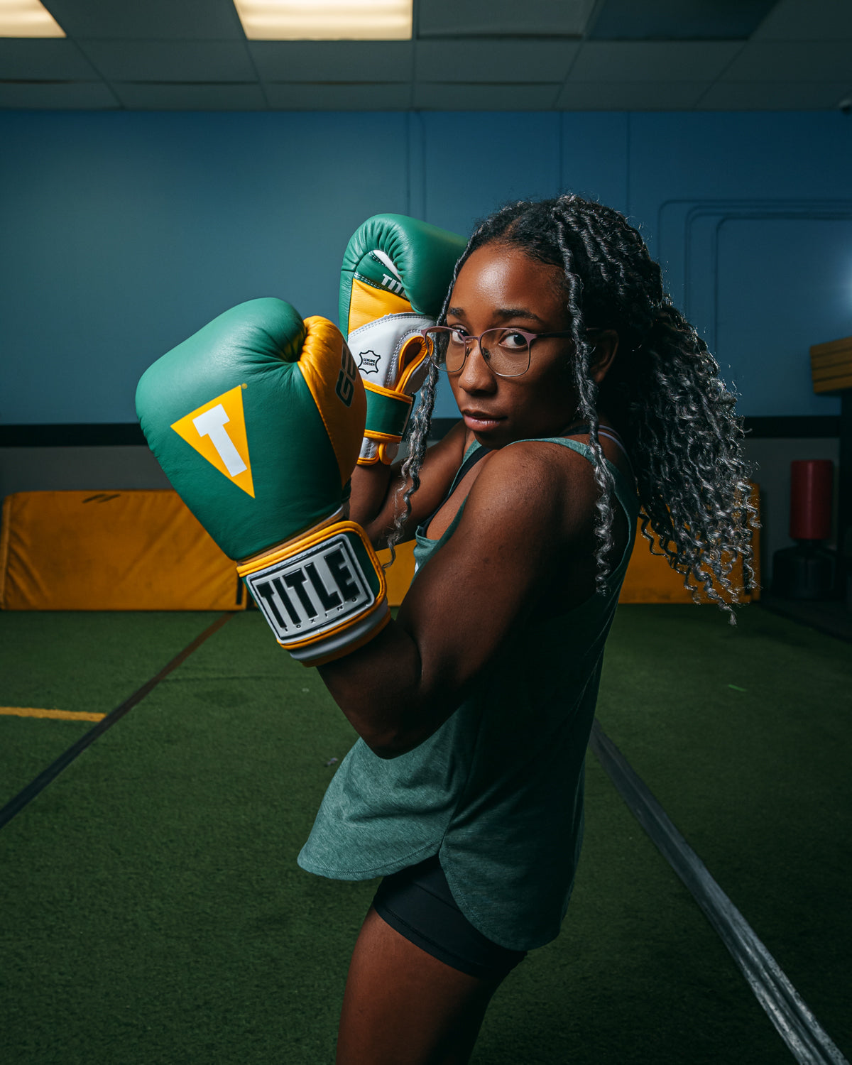 variant:green/gold::TITLE Boxing Gel World V2T Bag Gloves boxing pose