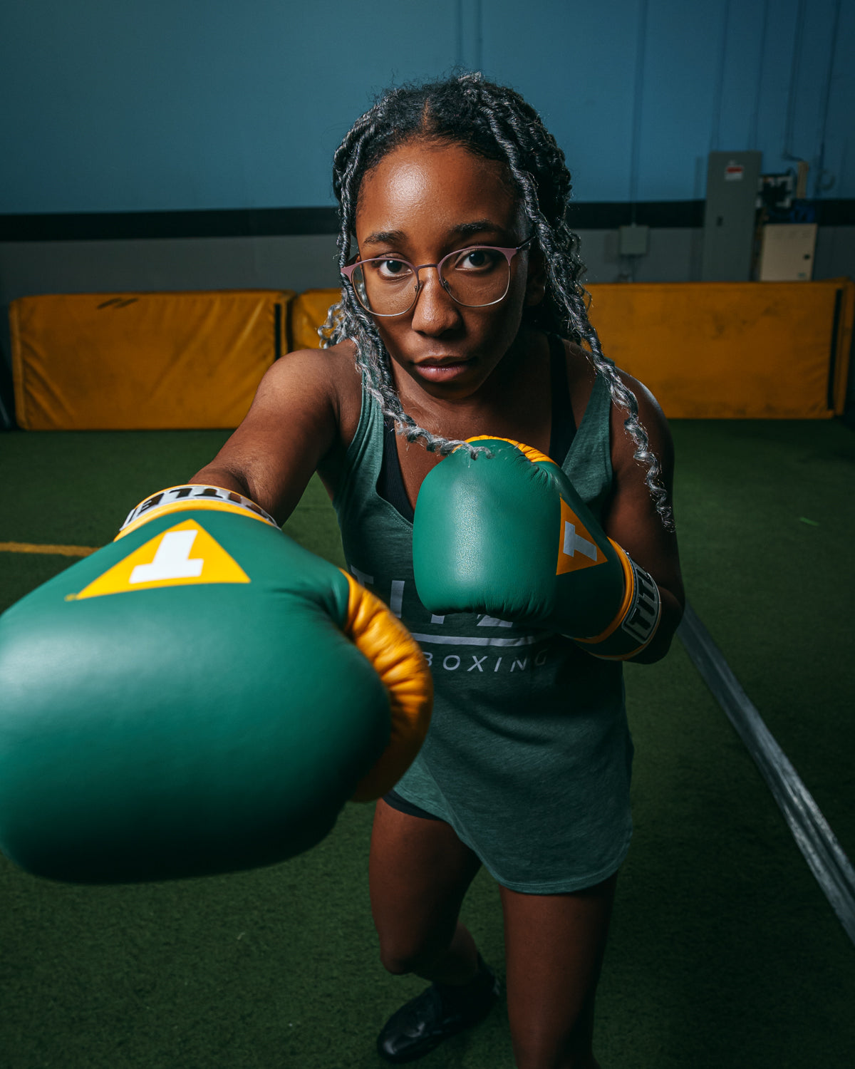 variant:green/gold::TITLE Boxing Gel World V2T Bag Gloves boxing right jab