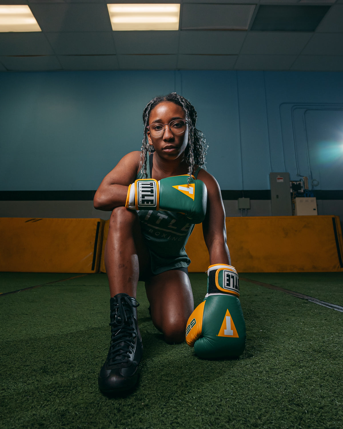 variant:green/gold::TITLE Boxing Gel World V2T Bag Gloves boxing girl kneeling