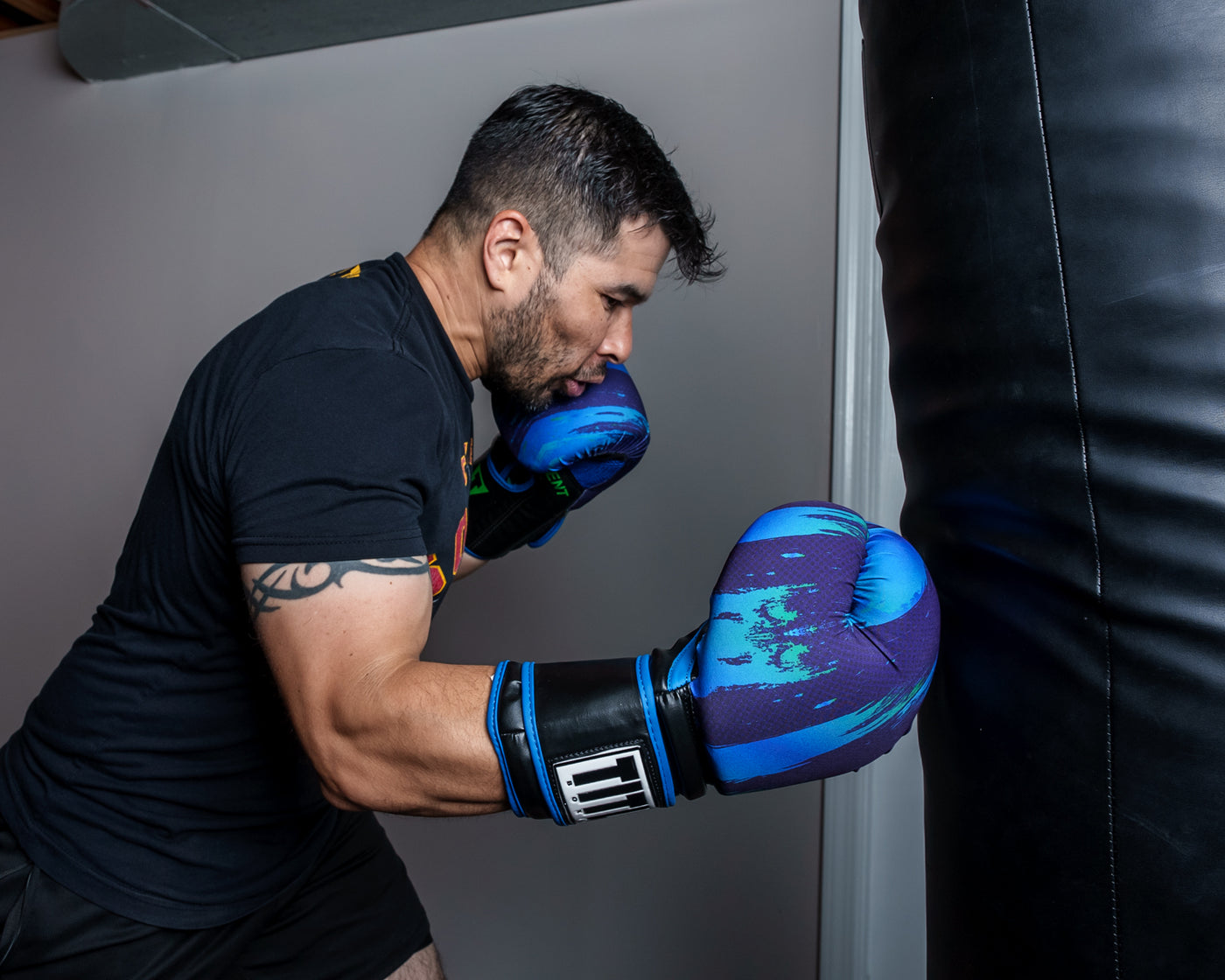  variant:lifestyle::TITLE Boxing Infused Electric Bag Gloves Rudy  left jab