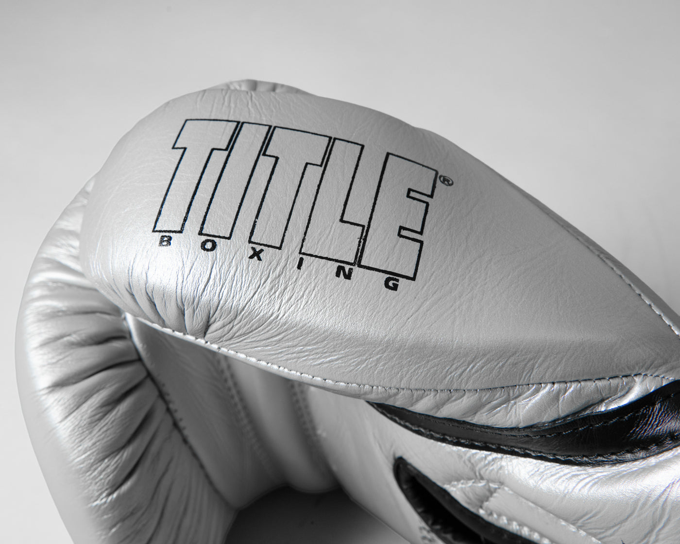 variant:silver/black::TITLE Boxing Momentum Pro Training Gloves closeup of logo on thumb