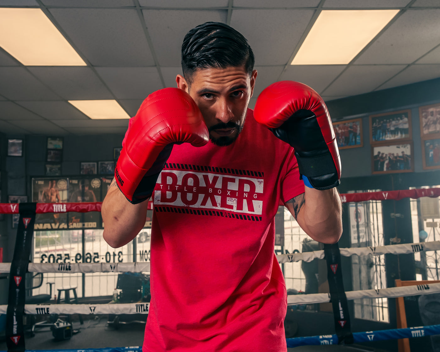 variant:lifestyle::TITLE Boxing Old School Bag Gloves 3.0 guy with hands up front view