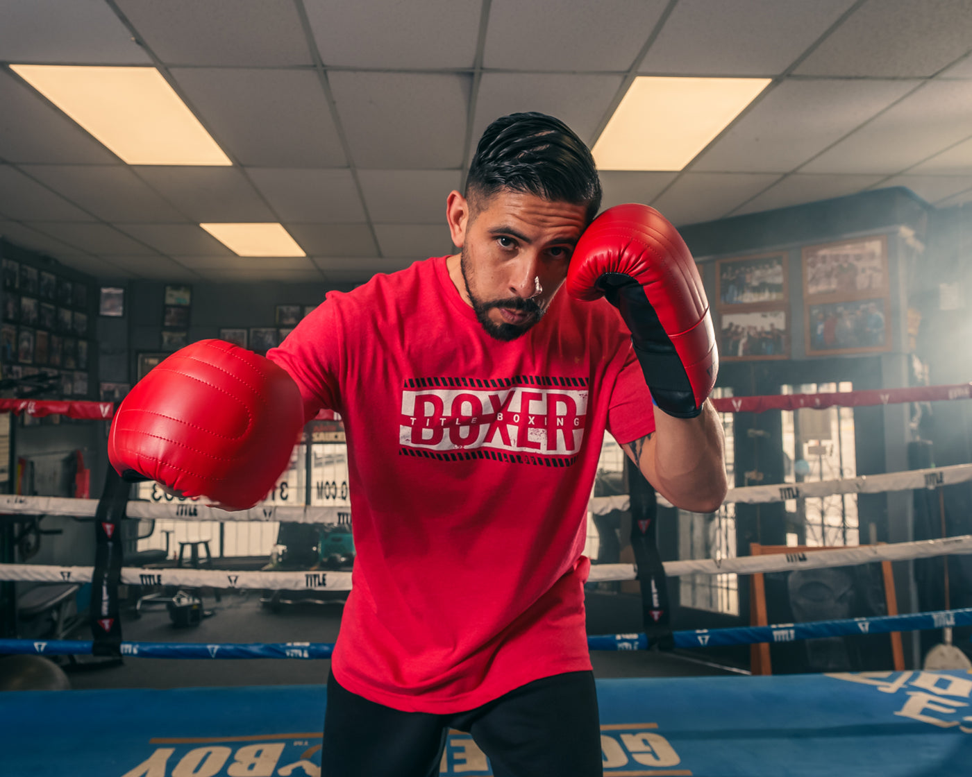 variant:lifestyle::TITLE Boxing Old School Bag Gloves 3.0 guy punching 