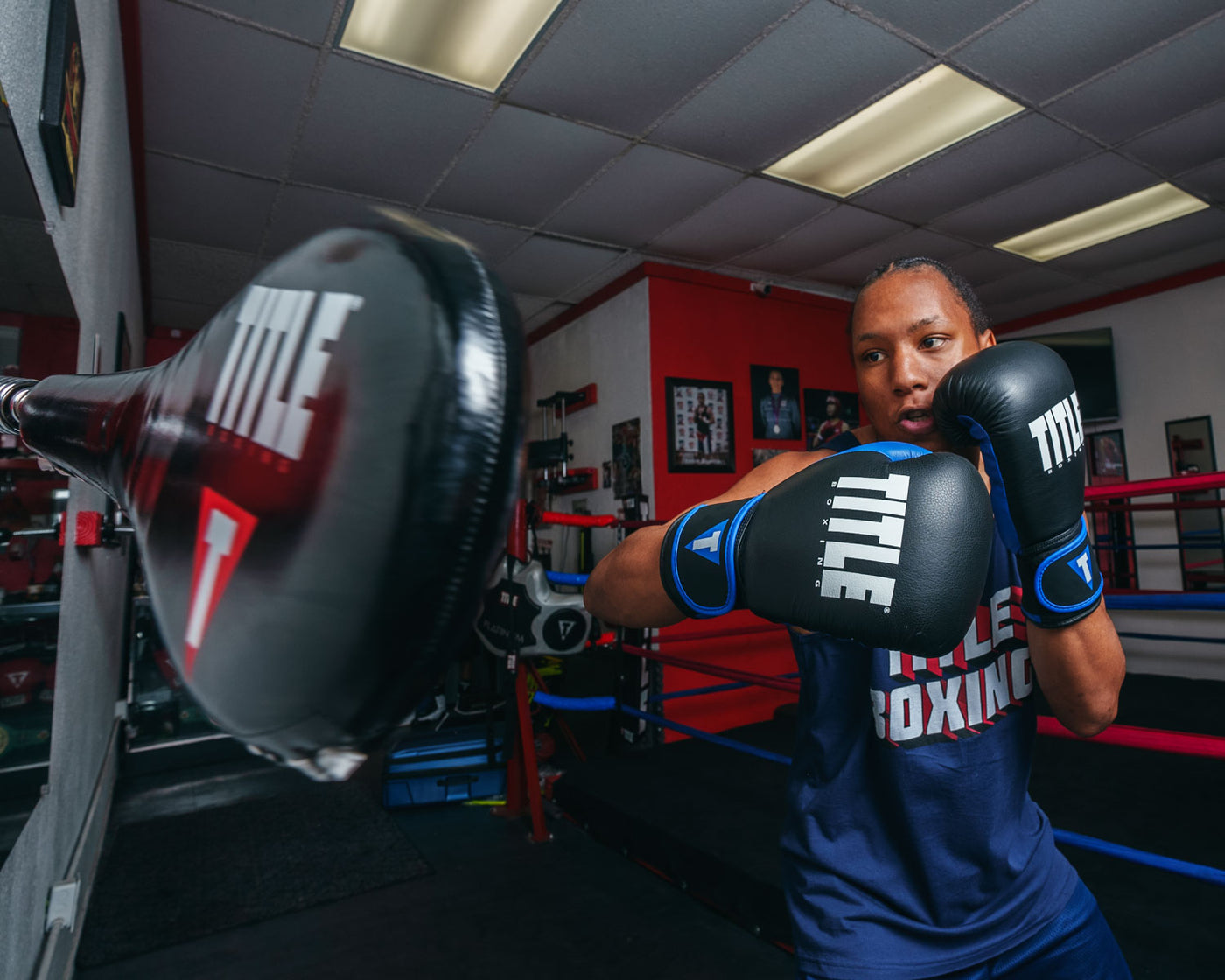 variant:lifestyle::TITLE Boxing Precision Spring-Flex Wall target boxer hands up