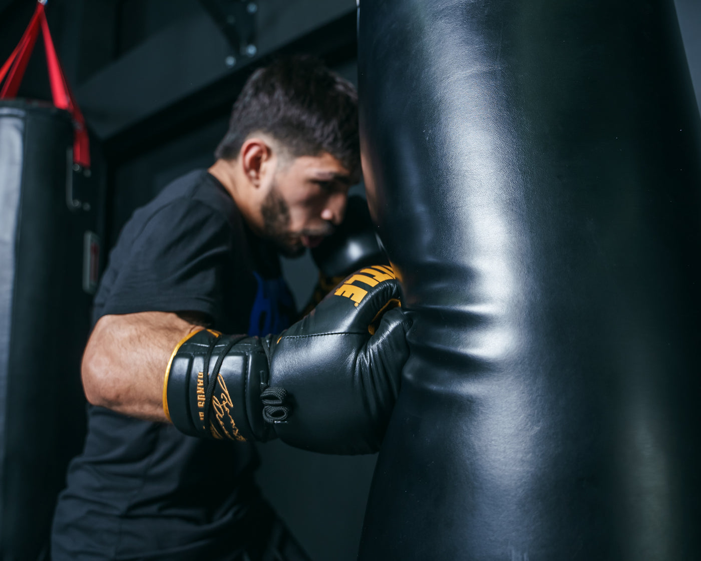 variant:lifestyle::TITLE Boxing Roberto Duran Leather Sparring Gloves  clsoe up bag hitt