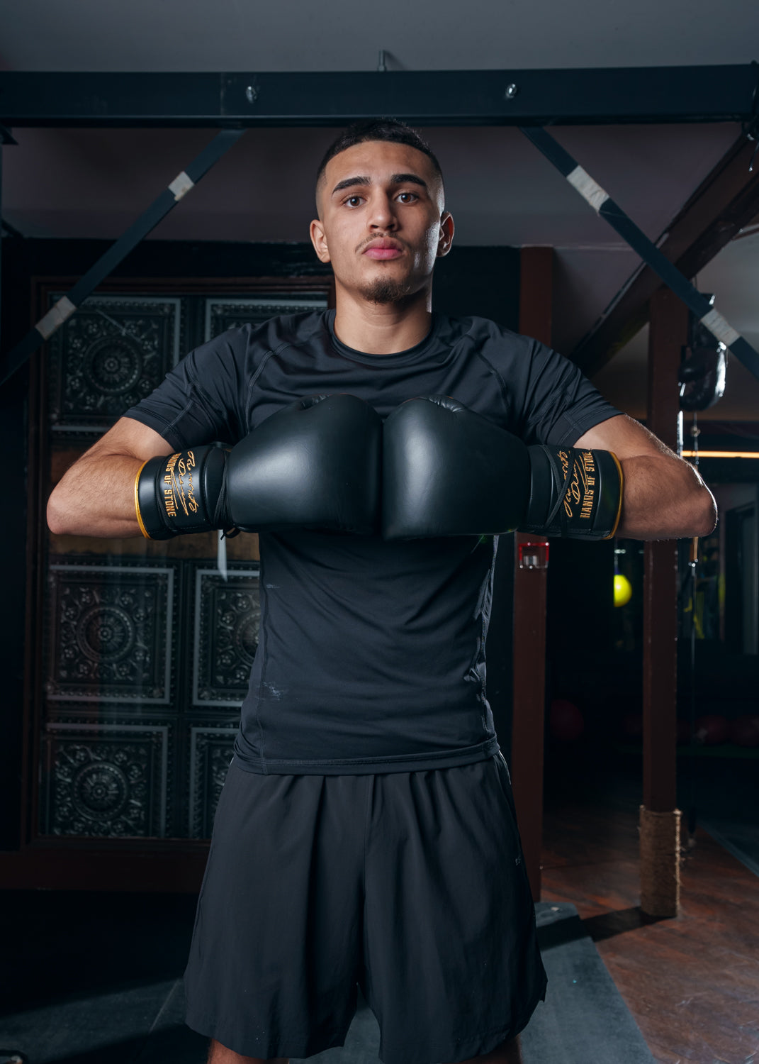 variant:lifestyle::TITLE Boxing Roberto Duran Leather Sparring Gloves hands together