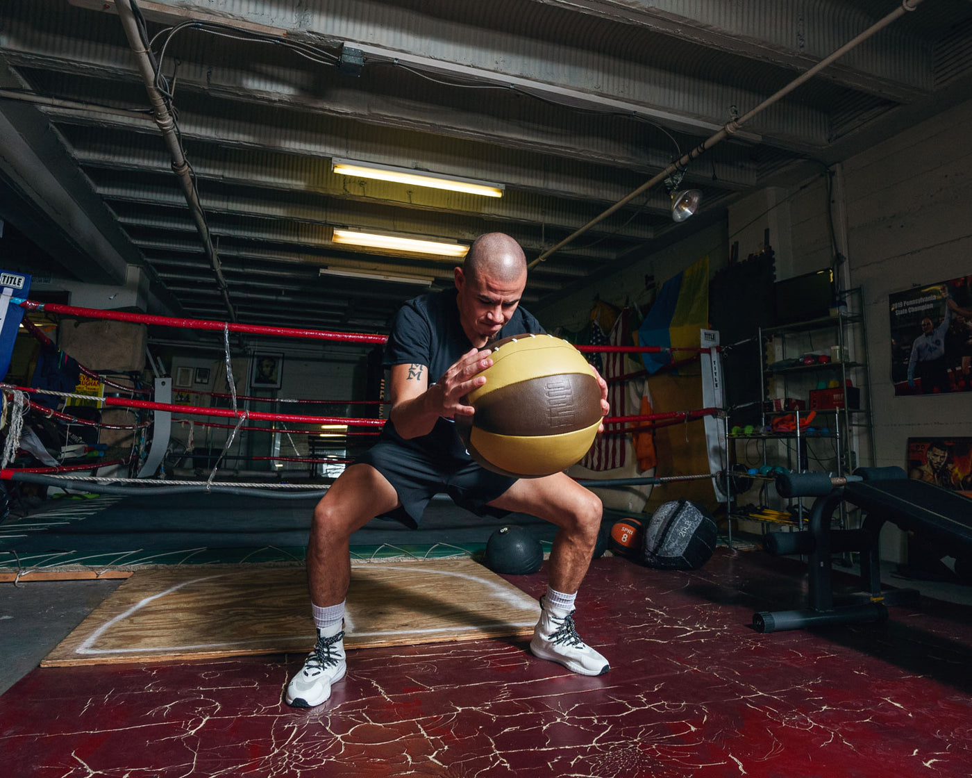 variantl:lifestyle::TITLE Boxing Retro Leather Medicine Balls  ball down throw 