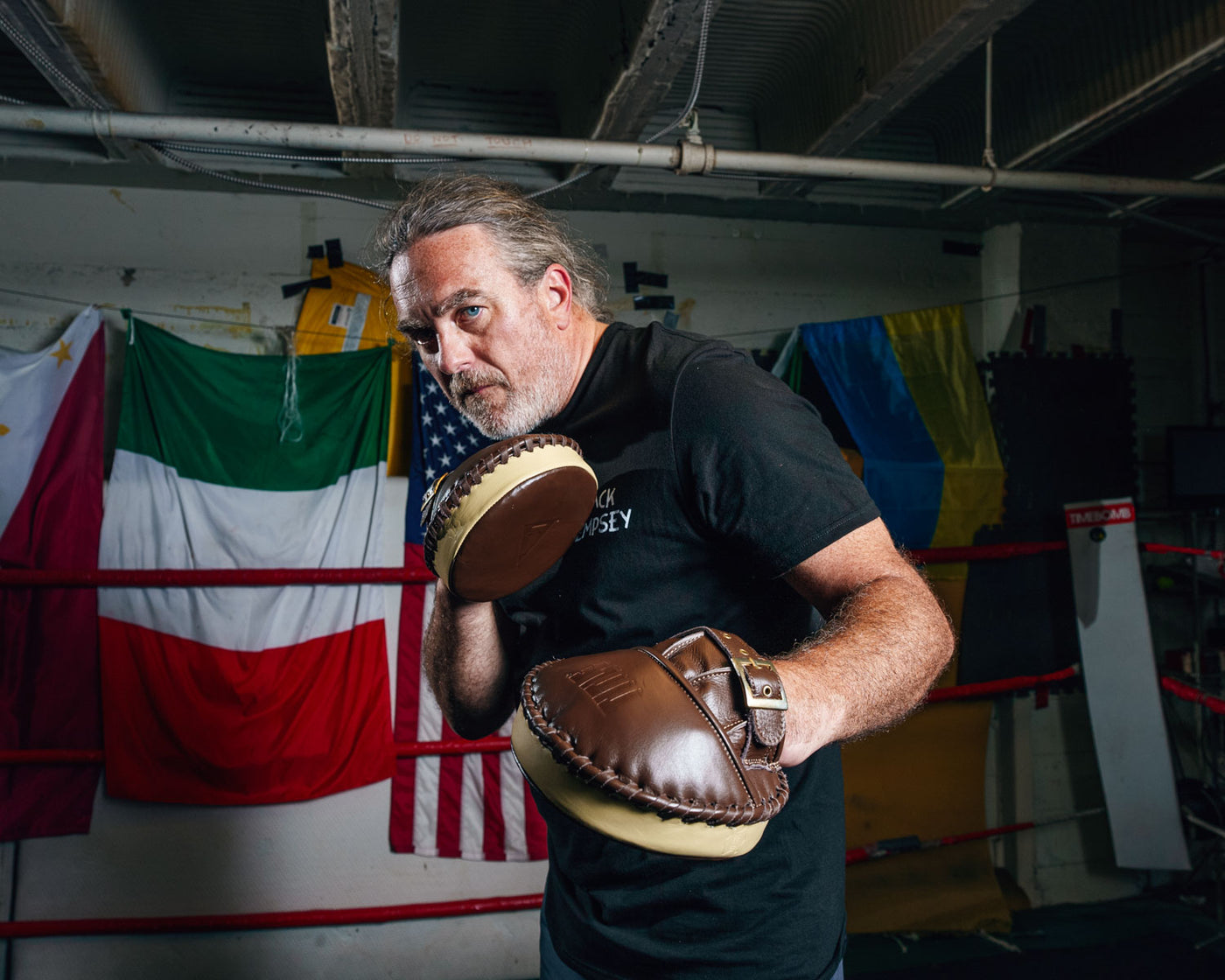 variant:lifestyle::TITLE Boxing Retro Old School Punch Mitts coach mitt stance