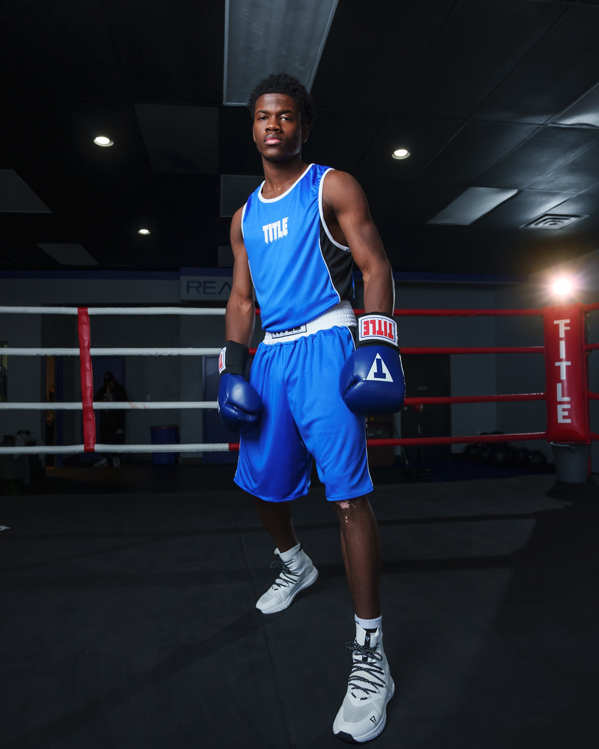 variant:red/blue::TITLE Boxing Stinger Reversible Amateur Boxing Set guy standing blue out